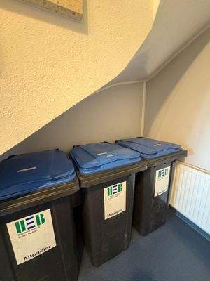 Mülltonnen im Flur