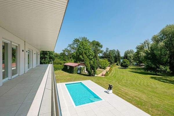 Blick Terrasse auf das Grundstück.jpg