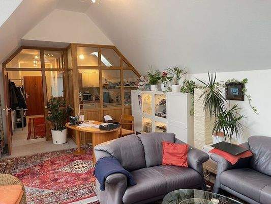 Wohnzimmer - Blick zur mit Glas abgeteilten Küche