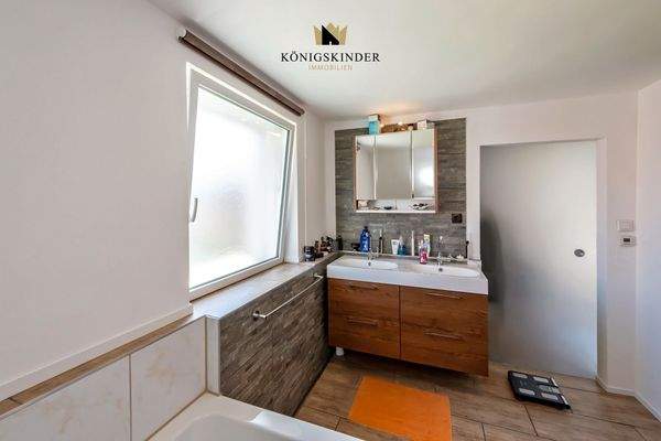 OG: Badezimmer mit Doppelwaschbecken