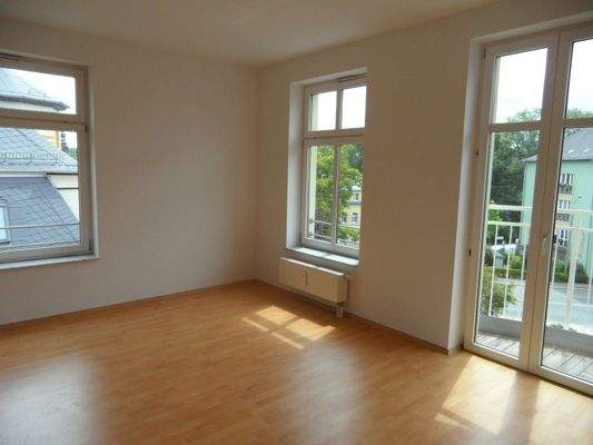 Wohnzimmer mit Zugang zum Balkon