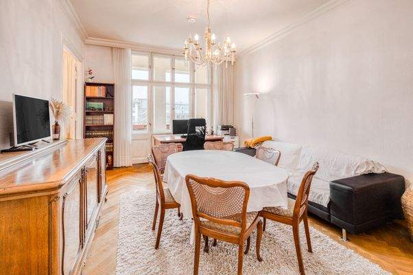 Lichtdurchflutetes Wohnzimmer mit Zugang zur Loggia