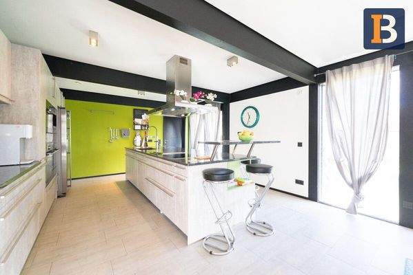 Küche mit Insel/ Bar