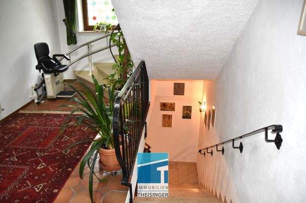 Diele, Treppe in den Keller u. ins Obergeschoss