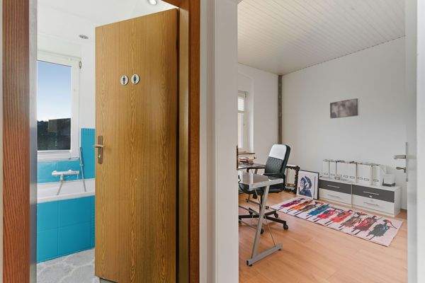 Büro und Badezimmer
