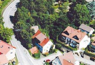 mit Baumbestand