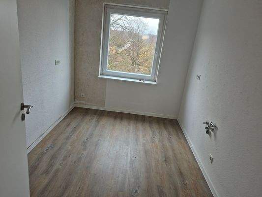 Leere Küche mit Fenster