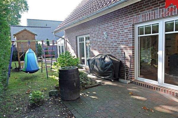 seitlicher Gartenbereich