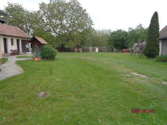 Grundstück breit neben dem Haus