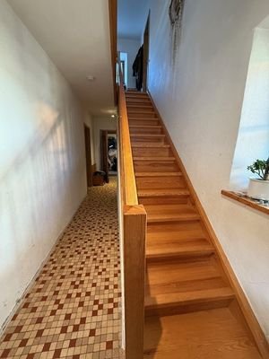 Flur mit Treppe ins OG
