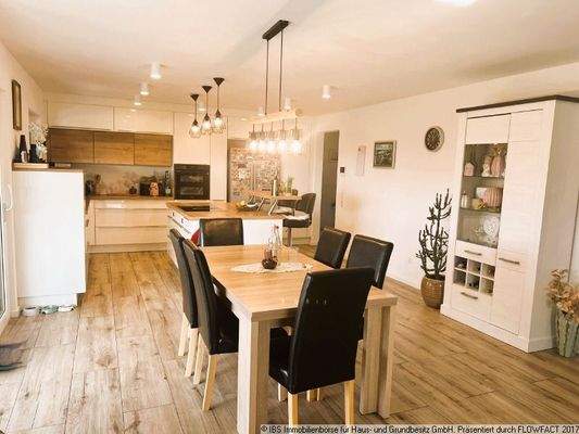 heller Wohn und Essbereich