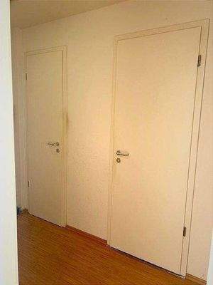 Flur mit Türen Abstell / Bad