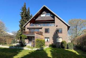 rückwärtige Hausansicht mit Garten