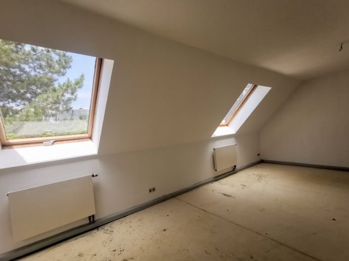 Große und lichtdurchflutete 4-Raum-Maisonette-Wohnung mit Tageslichtbad und neuem Boden beim Einzug