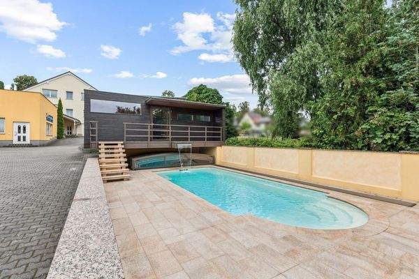 Gartensauna mit Salzwasserpool