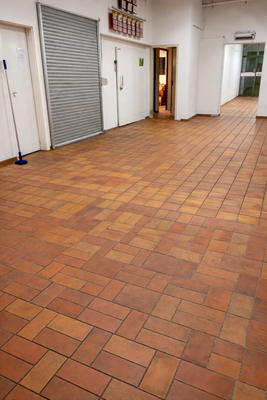 2. Lagerbereich mit Rolltor