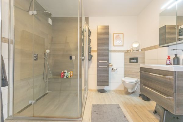 Badezimmer mit ebenerdiger Dusche im OG
