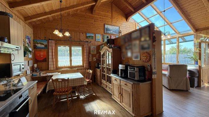 offener Wohnbereich mit Kachelofen