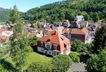 Luftbild der Villa mit Grundstück