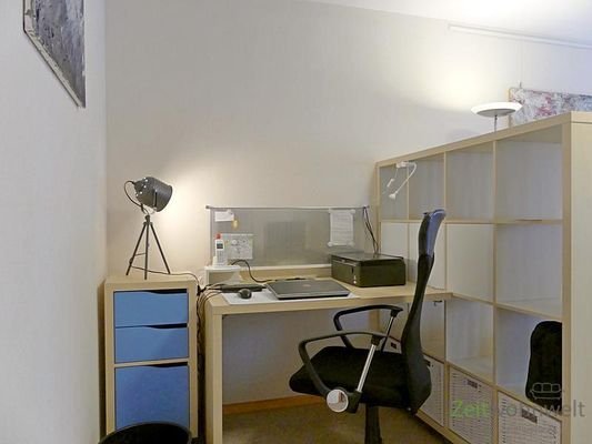 Schreibtisch und Raumteiler