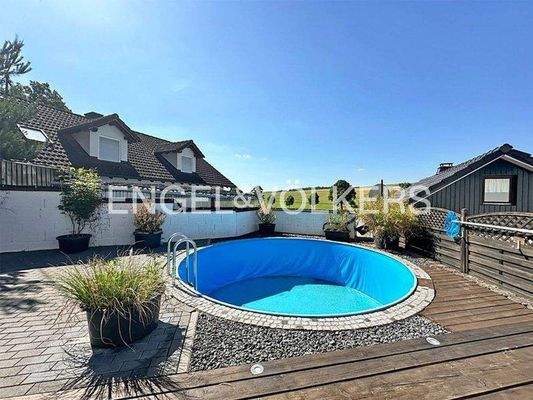 Außenbereich mit Pool