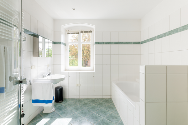 Bad mit Wanne und Dusche