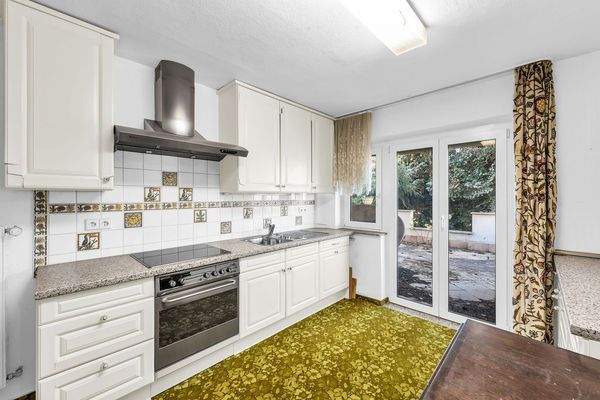 Küche mit Zugang zur Terrasse