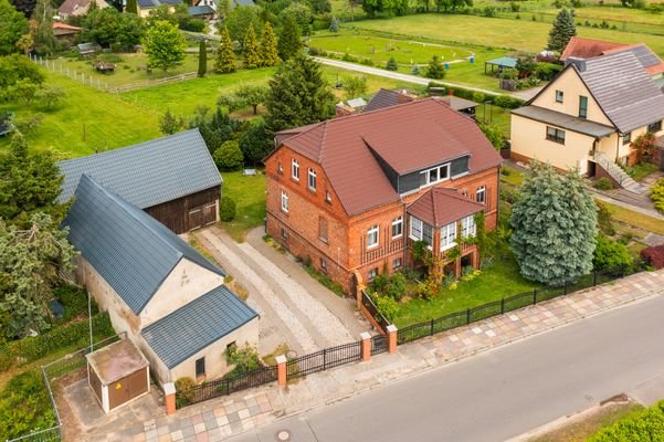 Haus mit Nebengebäuden