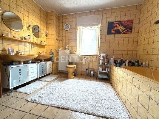 Großes Bad im OG mit Renovierungspotenzial