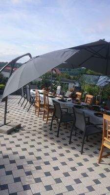 ob es die Feier am Pool ist