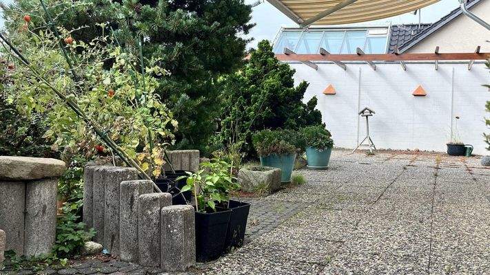 Terrasse mit elektrischer Markise