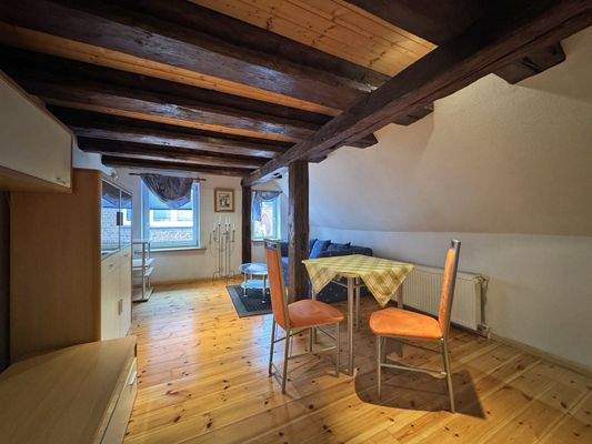 Zimmer 3 mit sichtbaren Deckenbalken