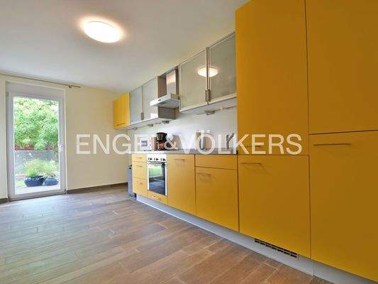 UG: Geräumige Küche mit Einbauküche und Zugang zum Garten