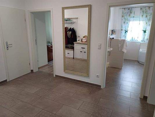 Flur mit Zugang zu AZ und Bad