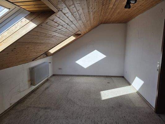 Geräumiges Wohn-/Schlafzimmer im Dachgeschoss