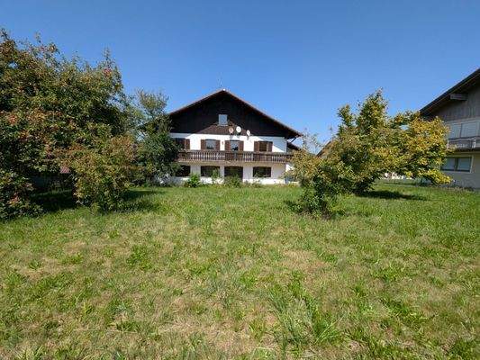 Süd-Ansicht mit großem Garten