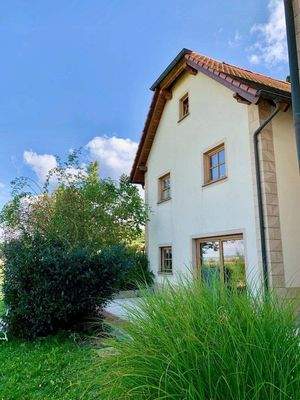 Separates Gebäude mit Wellnessbereich und Garage