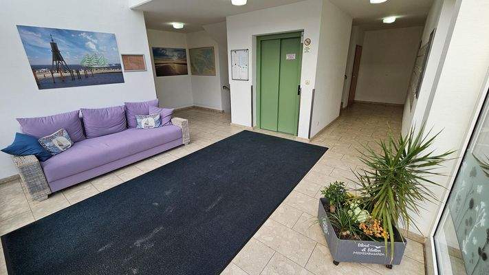 Eingangshalle mit Fahrstuhl