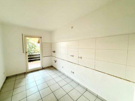 Großzügige Küche ähnlich mit Zugang zur Loggia 1