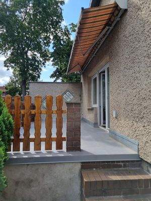 Terrasse mit Gartenausgang
