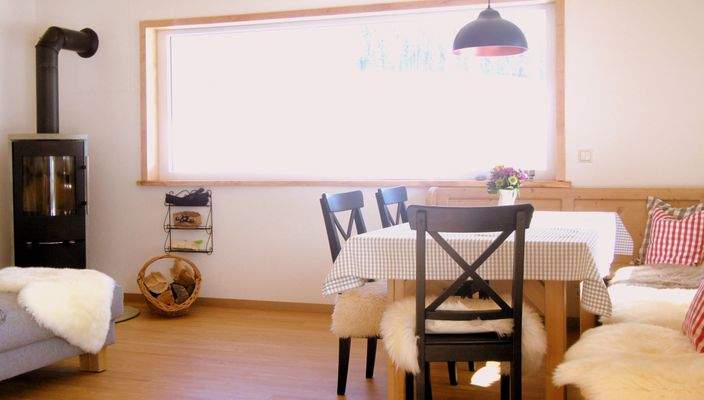 Esszimmer mit Holzofen