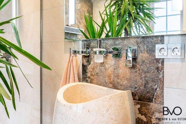 Eleganter Naturstein und moderne Armaturen