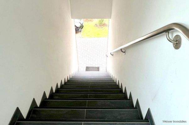 Treppe zum Hauseingang im OG