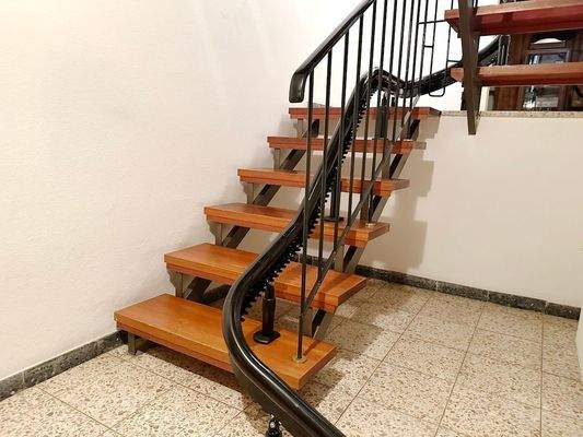 Zu den weiteren Kellerräumen.