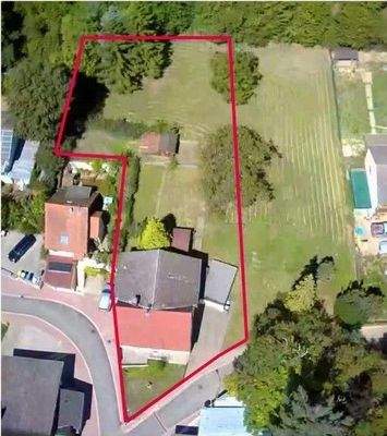 Hausansicht mit Grundstück