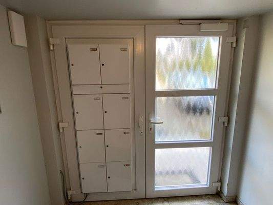 Eingangstür mit Briefkästen