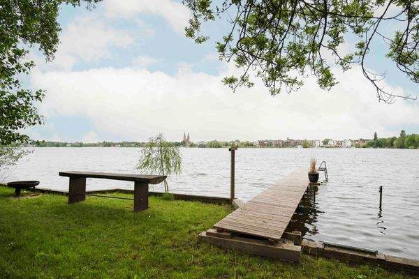 Steg auf dem Grundstück