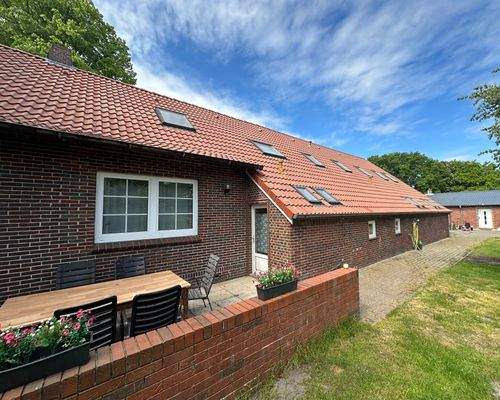 Haus mit Terrasse mit Blick zum Nebengebäude (ca. 200 m²)