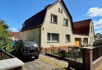 Frontansicht mit Zufahrt