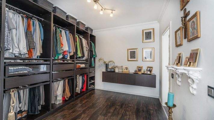 Ankleide beim Schlafzimmer im Erdgeschoss